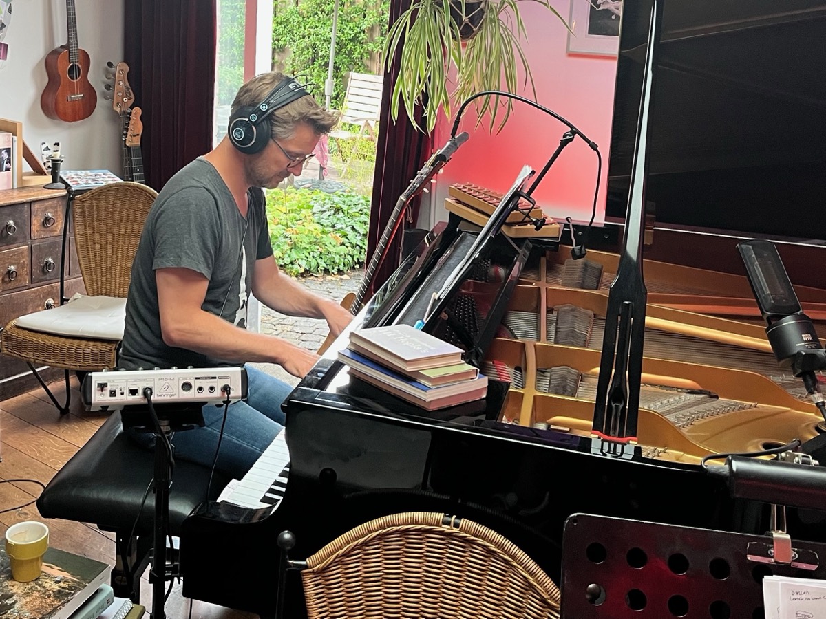 Reinier playing a grand piano in his studio